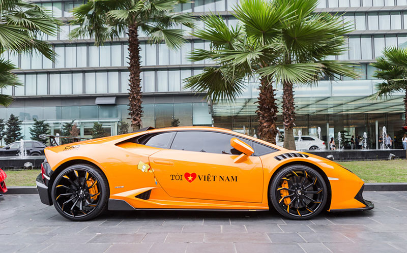 Dàn siêu xe Car & Passion bị bủa vây trên đường phố Hà Nội